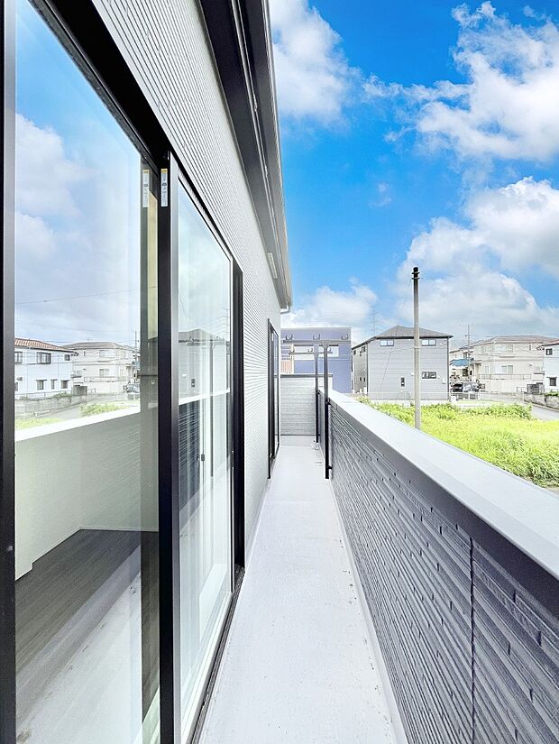 ~Balcony~ 南向きのバルコニーの前には雲以外に太陽を遮るものがありません。お洗濯物も乾きやすく、何より明るく気持ちのいい光が入ってきます。使いやすく開放的なバルコニーです♪