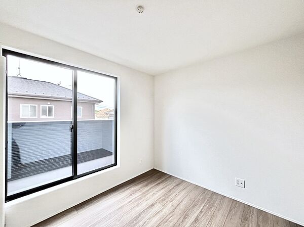 ～Bed Room～　部屋数が多いのが戸建てのメリットです。ご家族が増えたことで手狭に感じていた住まいも戸建てでは各居室プライバシーを保つことができます。住まいにゆとりが生まれ心もリラックスできます♪