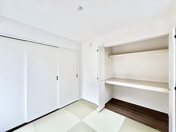 ~Japanese Room~ LDK隣接の和室は、アイロンがけなど奥様の家事スペースとして、また小さなお子様のいるご家庭ではお昼寝やおむつ替えの場としてご活用いただけます。