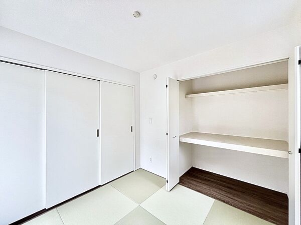 ～Japanese Room～　LDK隣接の和室は、アイロンがけなど奥様の家事スペースとして、また小さなお子様のいるご家庭ではお昼寝やおむつ替えの場としてご活用いただけます。