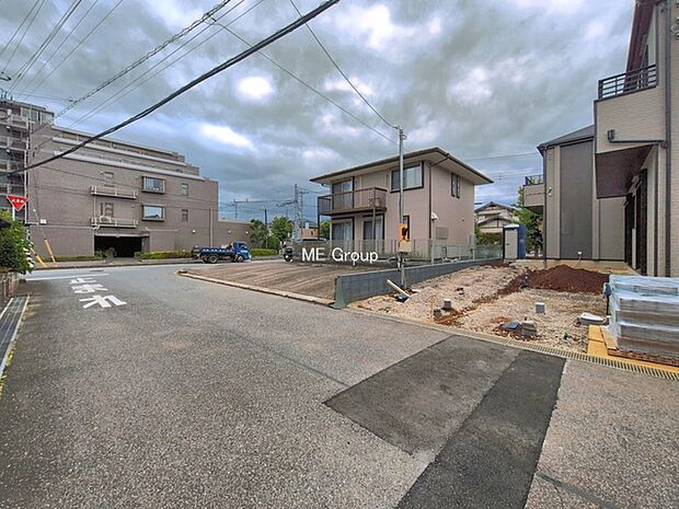 ◆A号棟◆～Exterior～　前面道路：北西16m公道、南東6m公道　お車の出し入れもスムーズで、毎日の運転がさらに快適に。気軽にカーライフを楽しめる住まいです♪