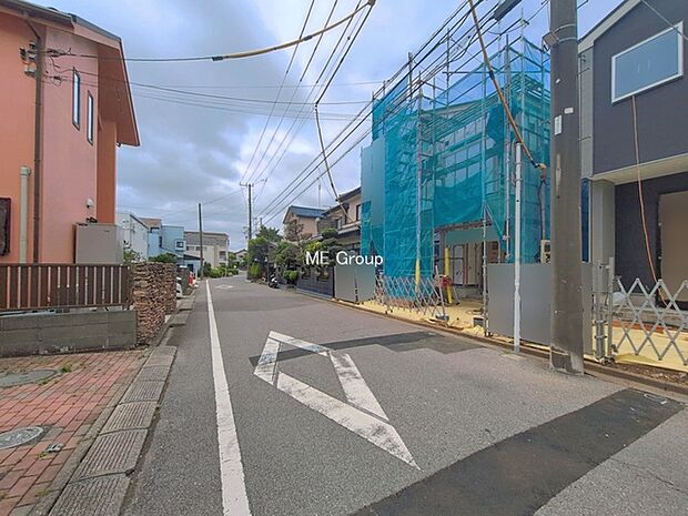 ～Exterior～　前面道路： 南東 5.93m 公道　前面道路は閑静な住宅地をはしる車通りの少ない道路。駐車の出し入れもらくらくです！ご不明点・現地見学のご希望は、お気軽にお問い合わせください！