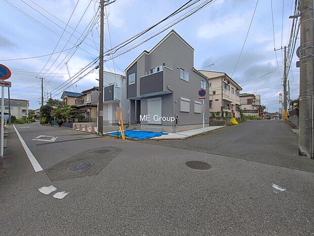 ~Exterior~ 前面道路: 南東 5.93m 公道 前面道路は閑静な住宅地をはしる車通りの少ない道路。駐車の出し入れもらくらくです!ご不明点・現地見学のご希望は、お気軽にお問い合わせください!