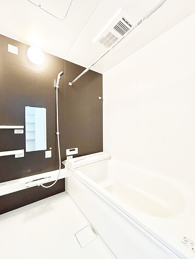 ◆2号棟◆~Bath Room~ 足を伸ばして入浴することが可能!一日の疲れを癒す貴重なバスタイムです。お子様とご一緒でも十分な広さなので、リビングとは違った家族団欒のひと時をお楽しみいただけます。
