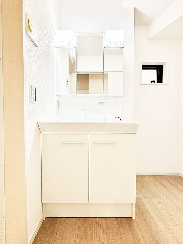 ◆2号棟◆~Dressing Room~ 暗くなりがちな洗面所も窓があると採光と換気が可能なので気持ちよくお使い頂けます。三面鏡タイプの洗面台は鏡裏収納で散らかりがちな洗面所もスッキリ♪