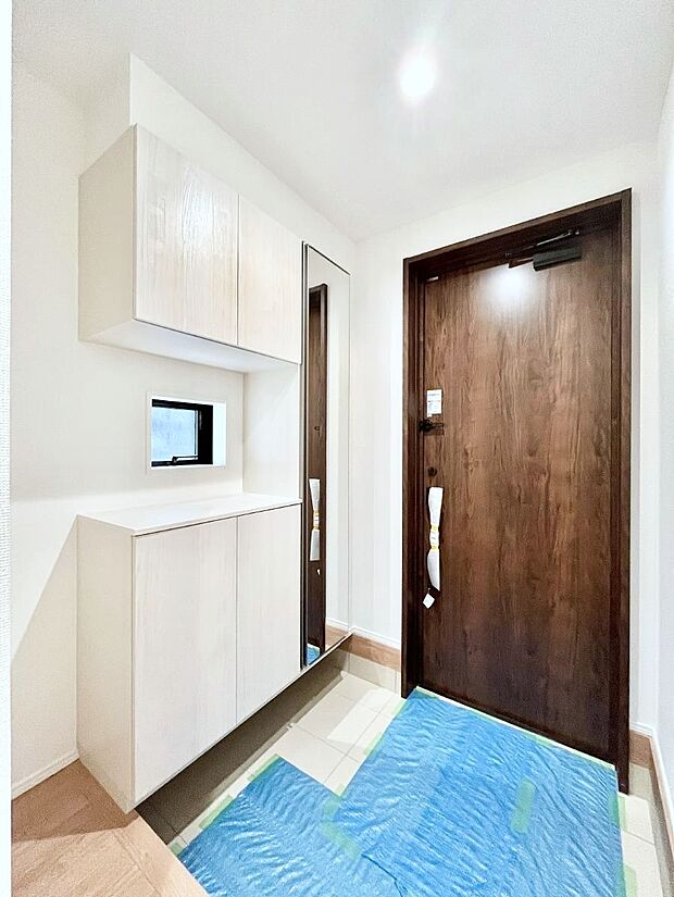 ~Entrance~ 下駄箱ミラー付なので、お出かけ前の身だしなみチェックに◎♪玄関はお客様をお出迎えする一番最初の場所、帰ってくる時に入る最初の場所。そんな場所だからこそ、より良い空間に…♪