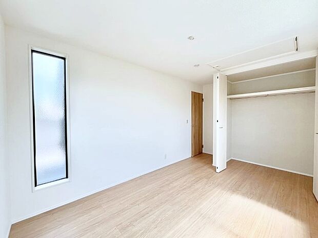 ~Bed Room~ 部屋数が多いのが戸建てのメリットです。ご家族が増えたことで手狭に感じていた住まいも戸建てでは各居室プライバシーを保つことができます。住まいにゆとりが生まれ心もリラックスできます♪