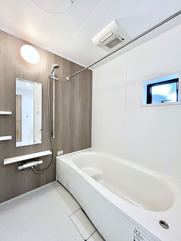 ~Bath Room~ ゆったりと足を伸ばして入浴することが可能!一日の疲れを癒す貴重なバスタイムです。お子様とご一緒でも十分な広さなので、リビングとは違った家族団欒のひと時をお楽しみいただけます。