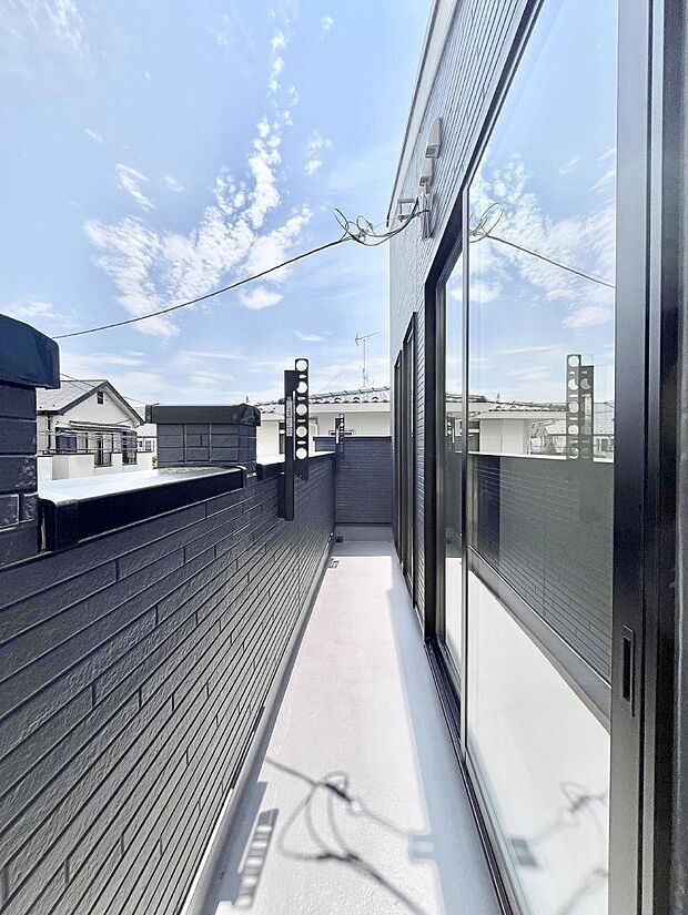 ~Balcony~ バルコニーは温かい陽がさしこみ、お布団や洗濯物を気持ちよく干すことができます。 使いやすく開放的なバルコニーです♪陽ざしがたっぷり降り注ぐ、バルコニー付き住まい。