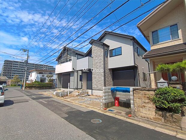 ~Exterior~ 前面道路:南西 6.5m 公道 前面道路は閑静な住宅地をはしる車通りの少ない道路。駐車の出し入れもらくらくです!ご不明点・現地見学のご希望は、お気軽にお問い合わせください!