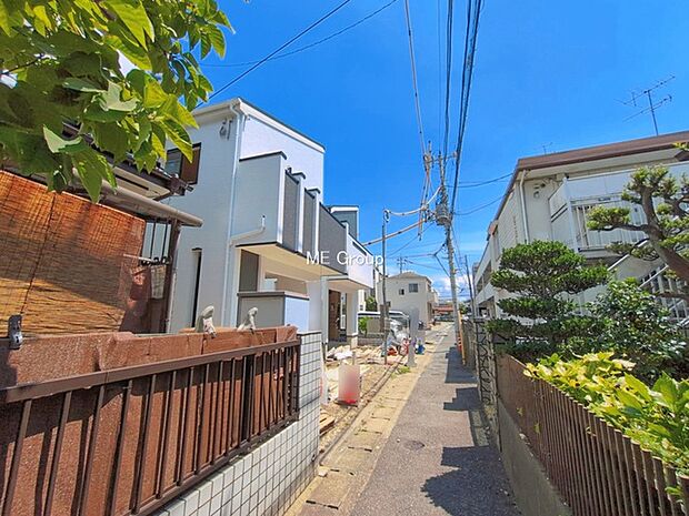~Exterior~ 前面道路:南西 1.85m 公道 一戸建ての大きなメリットは、自分達の「土地」を「自由に」使える事です。ガーデニングやDIY,車やバイクの趣味など様々な用途で利用できます。