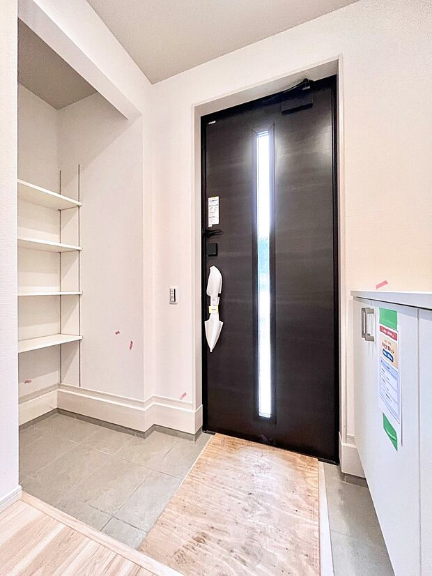 ~Entrance~ 家の中でお客様を迎える最初の場所である玄関は、家の印象そのものです!豊富な玄関収納で、常に綺麗に保つことが出来ます♪玄関にはたっぷり収納の下駄箱を完備!