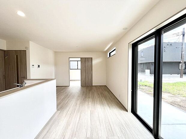 ~Living~ 豊かな陽光がこの場所を照らしだす。 光溢れるこの空間はみんなの笑顔が集う場所、時を忘れ、つきることのないたわいもない会話を楽しむ時間、たくさんの思いが綴られる場所。
