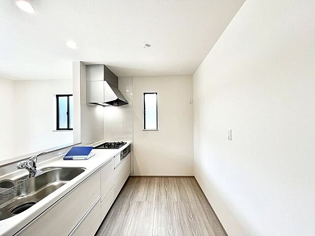 ~Kitchen~ 自然光が入る窓のあるキッチン☆毎日使う場所だからこそ、使い勝手を考慮しました。ゆったりとしたキッチンコーナーは質感豊かな仕上がりとなっております。