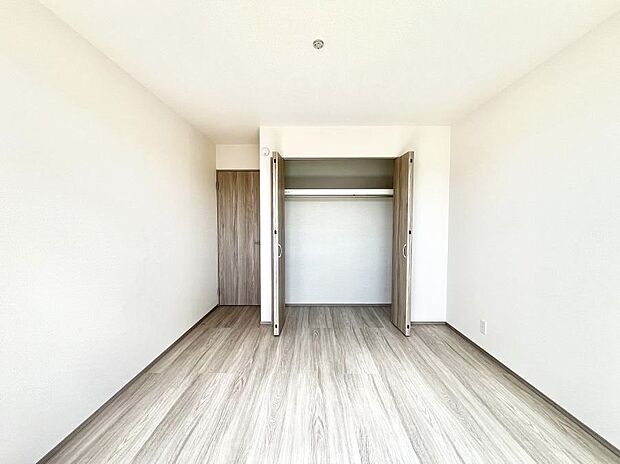 ~Bed Room~ 全居室には収納クローゼットを完備!普段使いのお洋服や小物はもちろん、季節物のお洋服などもしっかりと整理整頓おしまい頂けます。 居室空間を広く使用できますね。