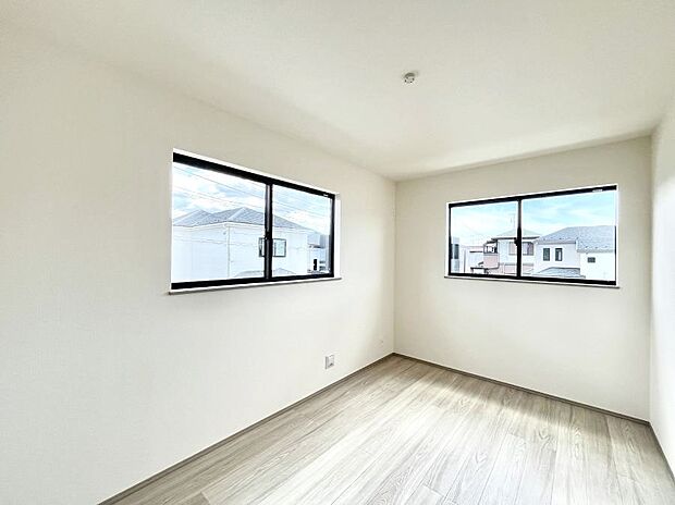 ~Bed Room~ 部屋数が多いのが戸建てのメリットです。ご家族が増えたことで手狭に感じていた住まいも戸建てでは各居室プライバシーを保つことができます。住まいにゆとりが生まれ心もリラックスできます♪