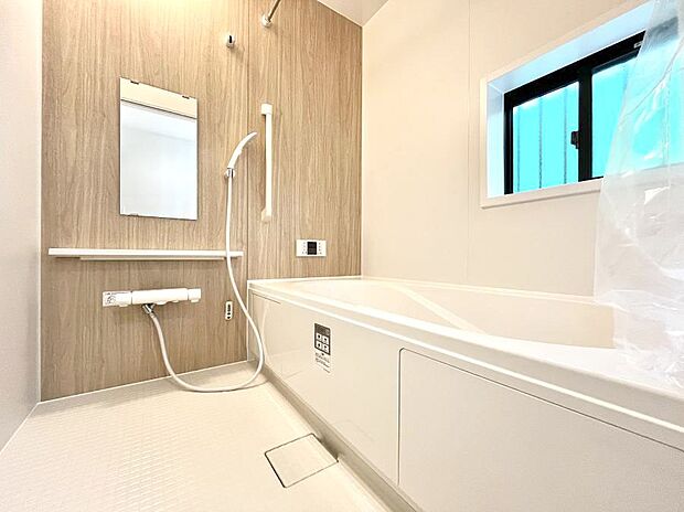 ~Bath Room~ ゆったりと足を伸ばして入浴することが可能!一日の疲れを癒す貴重なバスタイムです。お子様とご一緒でも十分な広さなので、リビングとは違った家族団欒のひと時をお楽しみいただけます。