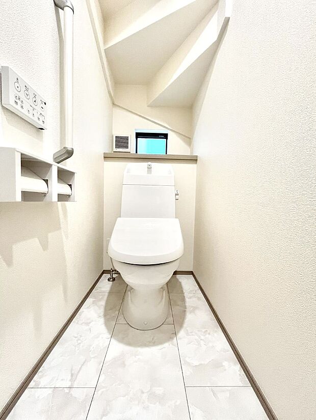 ~Toilet~ 綺麗・スッキリ・快適なウォシュレット付トイレでくつろげる空間です。トイレは毎日使わざるを得ないもの。いつも清潔を保ちたいですね。トイレが2ヶ所あるので朝の混雑時に便利です!