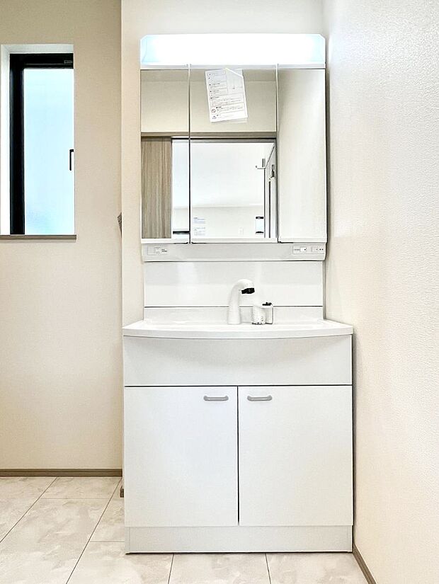 ~Dressing Room~ 暗くなりがちな洗面所も窓があると採光と換気が可能なので気持ちよくお使い頂けます。三面鏡タイプの洗面台は鏡裏収納で散らかりがちな洗面所もスッキリ♪