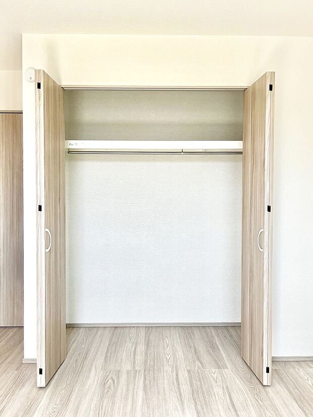 ~Closet~ 壁面クローゼットがあればタンスを置く必要がなく、出っ張りのないスッキリ空間を維持できます。限られたスペースを有効に活用できそう。季節の衣類や趣味の品などたっぷり収納出来ますね♪