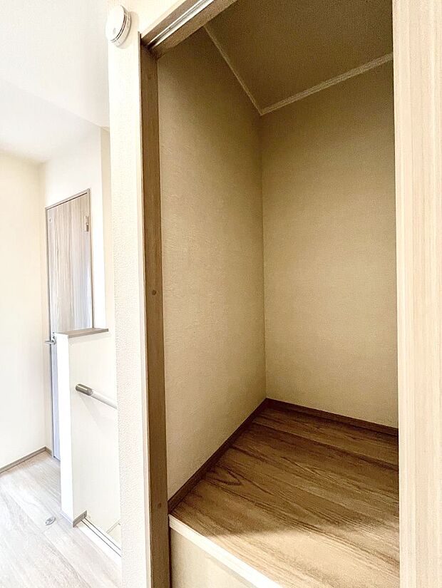 廊下収納。掃除道具や季節の小物を収納することができます。