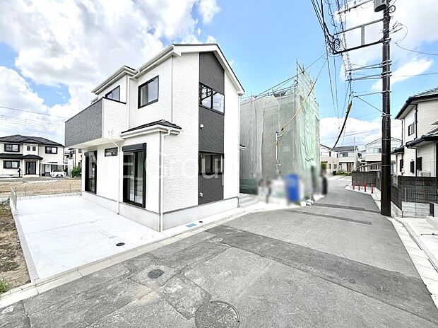 ~Exterior~ 前面道路:南東 4.65m 私道 前面道路は閑静な住宅地をはしる車通りの少ない道路。駐車の出し入れもらくらくです!ご不明点・現地見学のご希望は、お気軽にお問い合わせください!