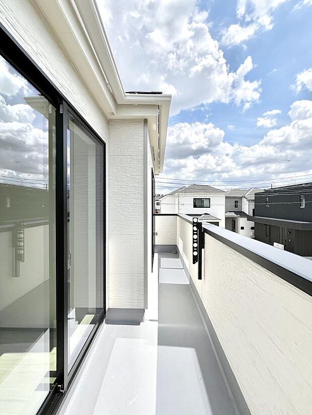~Balcony~ 南向きのバルコニーの前には雲以外に太陽を遮るものがありません。お洗濯物も乾きやすく、何より明るく気持ちのいい光が入ってきます。使いやすく開放的なバルコニーです♪