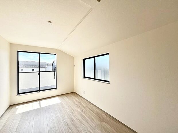 ~Bed Room~ 2面採光を確保した明るい室内は、風通しも良く、大変居心地の良い空間となっております。爽やかな風を感じて起きる朝は、快適生活の始まりに!日当たりや通風がとても良い住まい♪