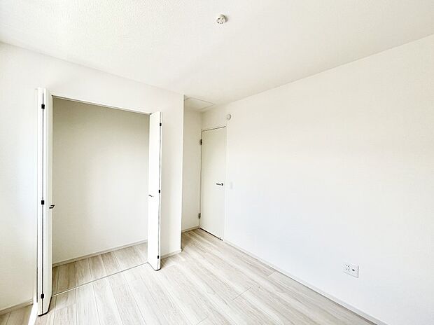 ~Bed Room~ 全居室には収納クローゼットを完備!普段使いのお洋服や小物はもちろん、季節物のお洋服などもしっかりと整理整頓おしまい頂けます。 居室空間を広く使用できますね。