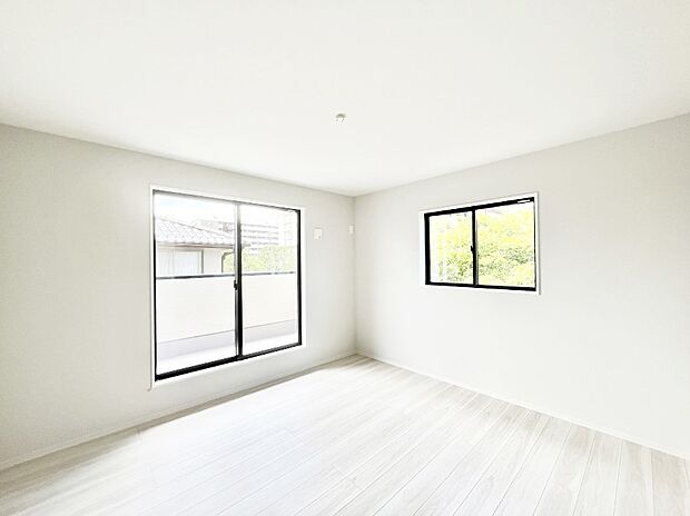 ~Bed Room~ 2面採光を確保した明るい室内は、風通しも良く、大変居心地の良い空間となっております。爽やかな風を感じて起きる朝は、快適生活の始まりに!日当たりや通風がとても良い住まい♪