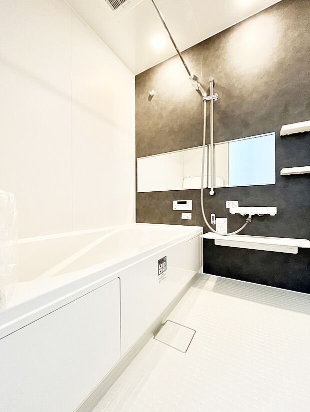 ~Bath Room~ 落ち着いた雰囲気の浴室で明日に向けてリフレッシュ。浴室乾燥機能も付いているので隣の洗濯機置き場で洗い上がった洗濯物を、雨の日も天気を気にせず乾燥させることも可能です。