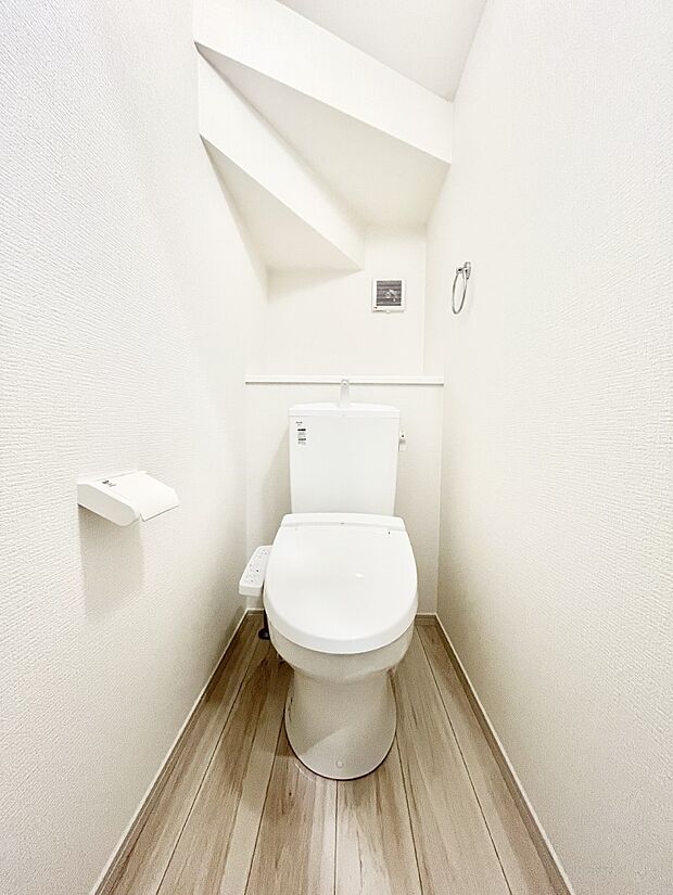 ~Toilet~ 綺麗・スッキリ・快適なウォシュレット付トイレでくつろげる空間です。トイレは毎日使わざるを得ないもの。いつも清潔を保ちたいですね。トイレが2ヶ所あるので朝の混雑時に便利です!