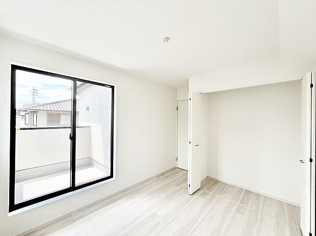 ~Bed Room~ 部屋数が多いのが戸建てのメリットです。ご家族が増えたことで手狭に感じていた住まいも戸建てでは各居室プライバシーを保つことができます。住まいにゆとりが生まれ心もリラックスできます♪