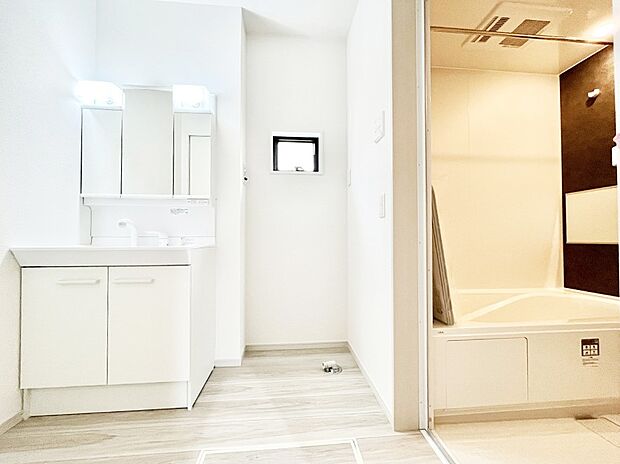 ~Dressing Room~ 暗くなりがちな洗面所も窓があると採光と換気が可能なので気持ちよくお使い頂けます。三面鏡タイプの洗面台は鏡裏収納で散らかりがちな洗面所もスッキリ♪