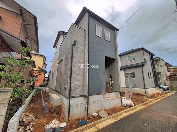 ◆B号棟◆～Exterior～  閑静な住宅地で子育て家族にピッタリ。  毎日のお散歩も快適な緑に恵まれたエリアで、自然に包まれた穏やかな暮らしを実現するための、ゆとりある住環境が整っています。