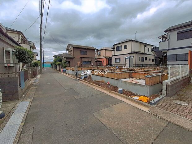 ～Exterior～　前面道路：東 4m 私道　前面道路は閑静な住宅地をはしる車通りの少ない道路。駐車の出し入れもらくらくです！ご不明点・現地見学のご希望は、お気軽にお問い合わせください！