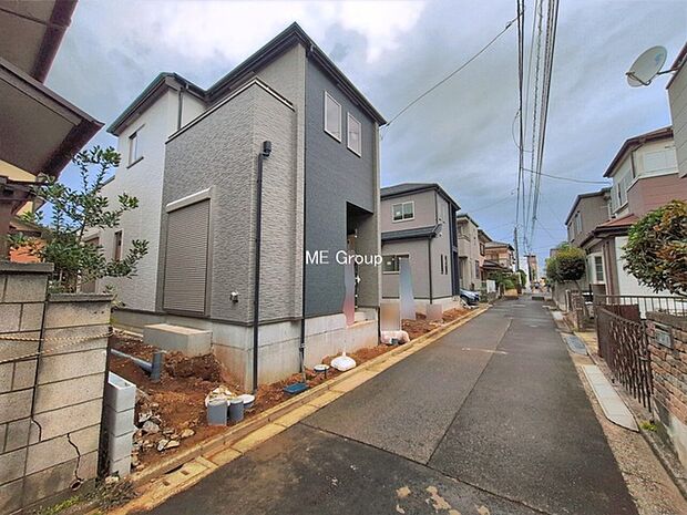 ～Exterior～　前面道路：東 4m 私道　前面道路は閑静な住宅地をはしる車通りの少ない道路。駐車の出し入れもらくらくです！ご不明点・現地見学のご希望は、お気軽にお問い合わせください！