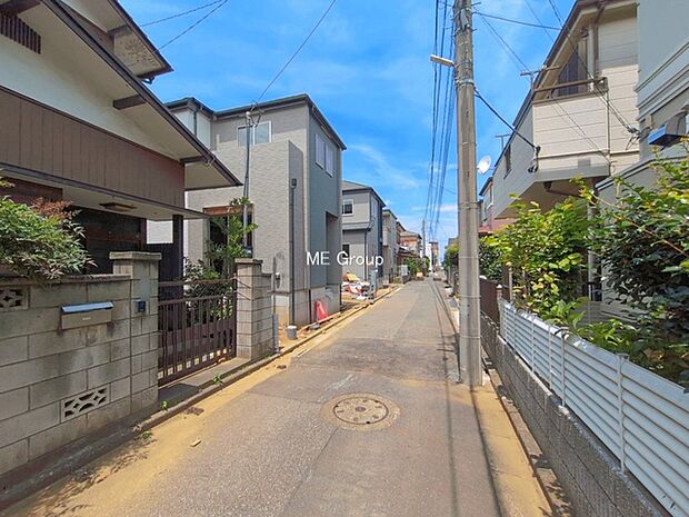 ~Exterior~ 前面道路:東 4m 私道 前面道路は閑静な住宅地をはしる車通りの少ない道路。駐車の出し入れもらくらくです!ご不明点・現地見学のご希望は、お気軽にお問い合わせください!