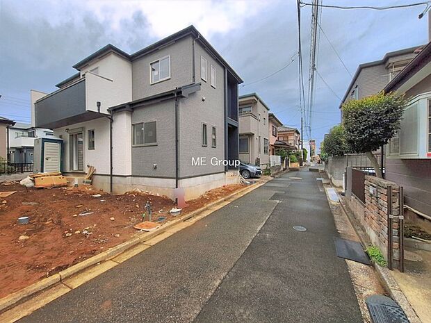 ~Exterior~ 前面道路:東 4m 私道 前面道路は閑静な住宅地をはしる車通りの少ない道路。駐車の出し入れもらくらくです!ご不明点・現地見学のご希望は、お気軽にお問い合わせください!