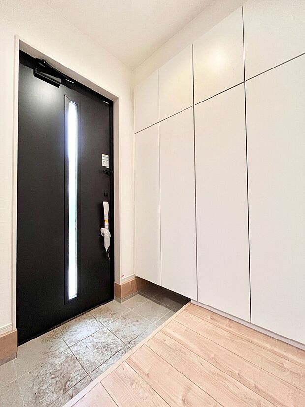 ~Entrance~ 家の中でお客様を迎える最初の場所である玄関は、家の印象そのものです!豊富な玄関収納で、常に綺麗に保つことが出来ます♪玄関にはたっぷり収納の下駄箱を完備!