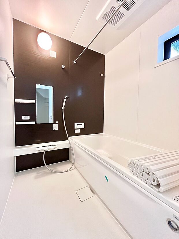 ~Bath Room~ 落ち着いた雰囲気の浴室で明日に向けてリフレッシュ。浴室乾燥機能も付いているので隣の洗濯機置き場で洗い上がった洗濯物を、雨の日も天気を気にせず乾燥させることも可能です。