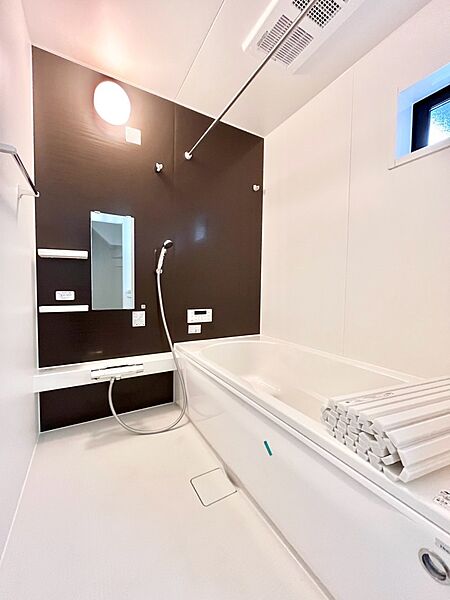 ～Bath Room～　落ち着いた雰囲気の浴室で明日に向けてリフレッシュ。浴室乾燥機能も付いているので隣の洗濯機置き場で洗い上がった洗濯物を、雨の日も天気を気にせず乾燥させることも可能です。