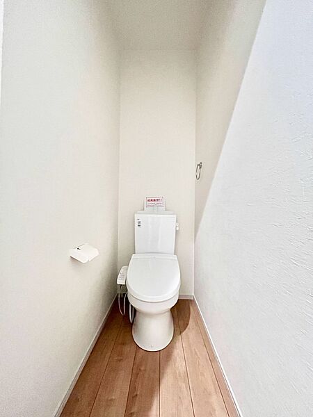 ～Toilet～　綺麗・スッキリ・快適なウォシュレット付トイレでくつろげる空間です。トイレは毎日使わざるを得ないもの。いつも清潔を保ちたいですね。トイレが2ヶ所あるので朝の混雑時に便利です！