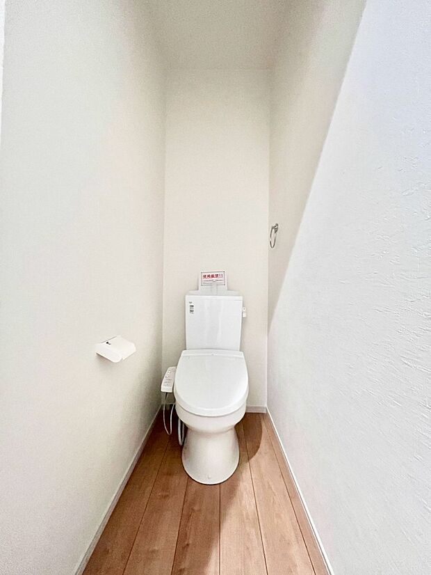 ~Toilet~ 綺麗・スッキリ・快適なウォシュレット付トイレでくつろげる空間です。トイレは毎日使わざるを得ないもの。いつも清潔を保ちたいですね。トイレが2ヶ所あるので朝の混雑時に便利です!