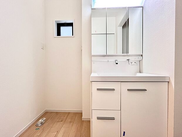 ~Dressing Room~ 暗くなりがちな洗面所も窓があると採光と換気が可能なので気持ちよくお使い頂けます。三面鏡タイプの洗面台は鏡裏収納で散らかりがちな洗面所もスッキリ♪