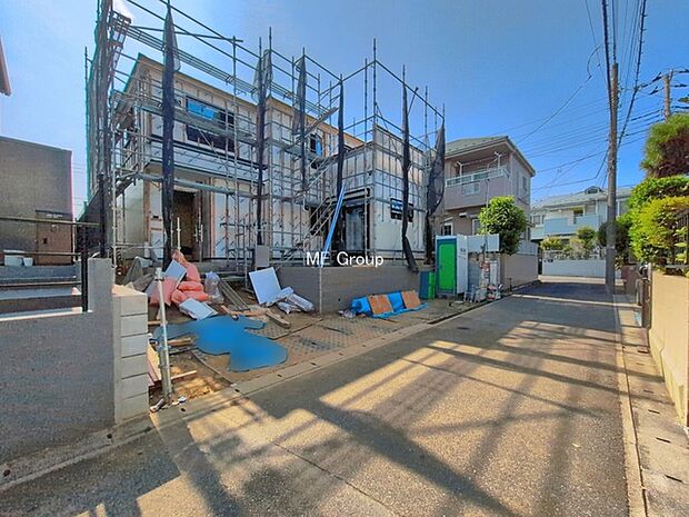 ~Exterior~ 前面道路:東 4m 公道 前面道路は閑静な住宅地をはしる車通りの少ない道路。駐車の出し入れもらくらくです!ご不明点・現地見学のご希望は、お気軽にお問い合わせください!
