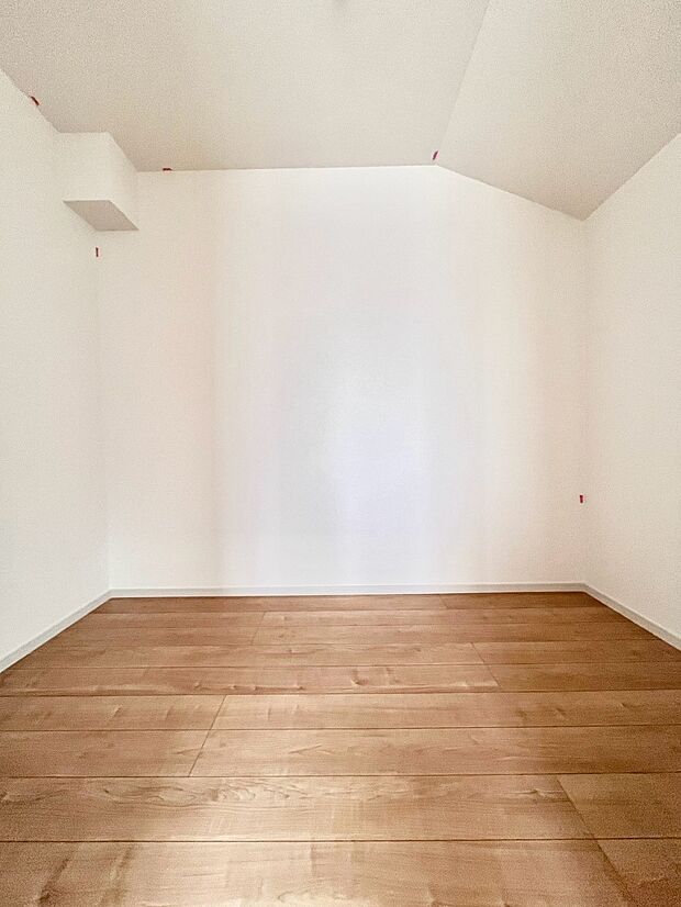 ~Walk-in Closet~ 必要なものやコーディネートを一覧して確認でき、身支度や準備が短時間で済むウォークインクローゼットを設置しました。家の中をすっきりとさせる便利な収納スペースです。