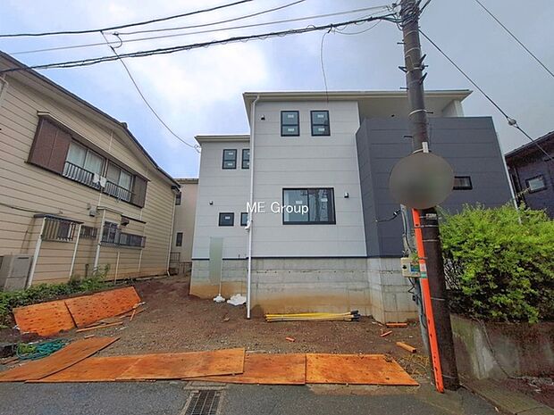～Exterior～　堂々たる趣ながら、主張し過ぎずどこか余裕を感じさせるシャープなフォルムで佇む邸宅は、晴天の空と照らし合わせる事で、本来あるべき完成形の姿を見せてくれます。