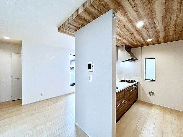 ◆2号棟◆~Kitchen~ 自然光が入る窓のあるキッチン☆毎日使う場所だからこそ、使い勝手を考慮しました。ゆったりとしたキッチンコーナーは質感豊かな仕上がりとなっております。