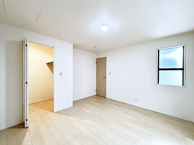 ◆2号棟◆~Bed Room~ 木の温もりがやさしいフローリングは安らぎをもたらすプライベート空間。明るめのフローリングですので、壁紙ともマッチし、お部屋を更に広く見せてくれる効果も。